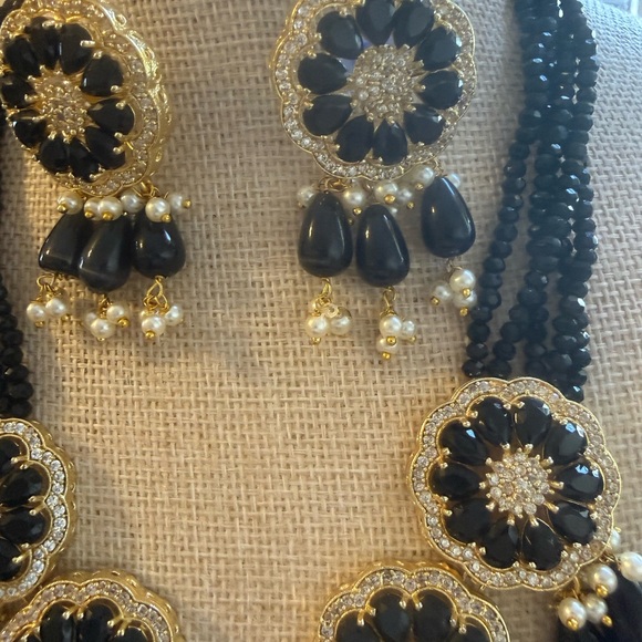 Elegant Black and Gold Jewelry Set - Picture 3 of 8